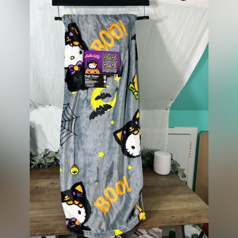 Hello Kitty Halloween 'BOO! Throw blanket